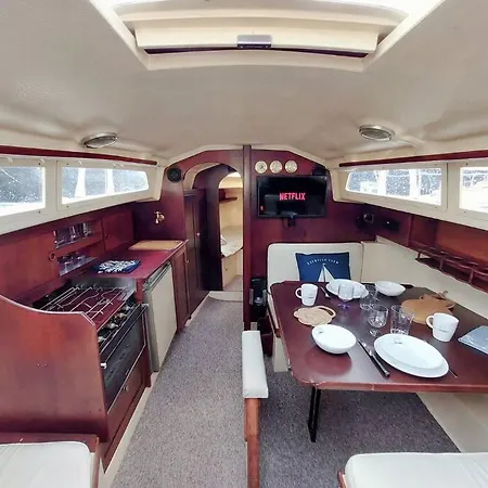 Botel Voilier Sunbeam Yachts 27,5 A Quai Au Grand Port Aix Les Bains