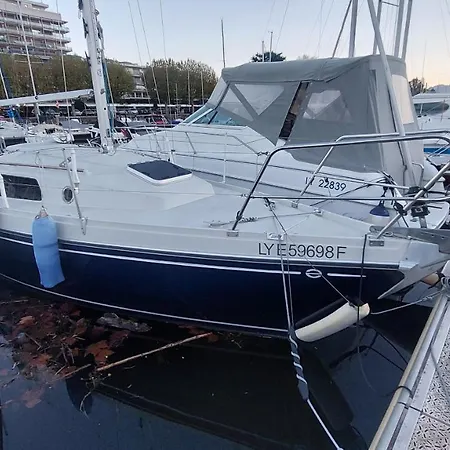 Voilier Sunbeam Yachts 27,5 A Quai Au Grand Port Aix Les Bains Botel Aix-les-Bains