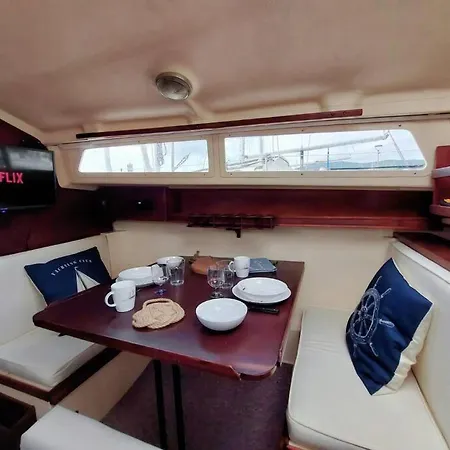 Voilier Sunbeam Yachts 27,5 A Quai Au Grand Port Aix Les Bains Botel *
