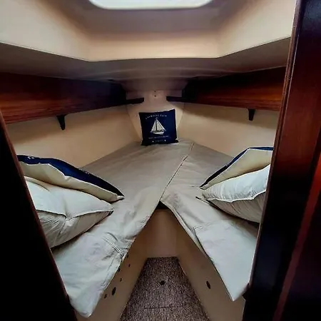 Botel Voilier Sunbeam Yachts 27,5 A Quai Au Grand Port Aix Les Bains
